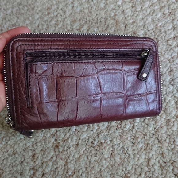 B. Makowsky dark brown leather zip around closure wallet - Picture 2 of 9